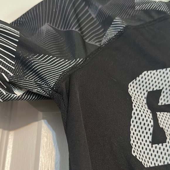 GAP Black and White Short Sleeve Tee with Signature Logo - Picture 5 of 10